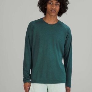 Lululemon Metal Vent Tech Long Sleeve Shirt 2.0
Night Sea / Deep Cove